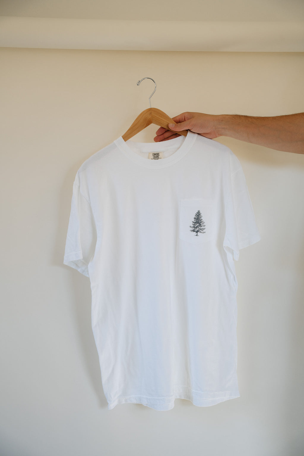 ESSENTIALS ONE POCKET TEE