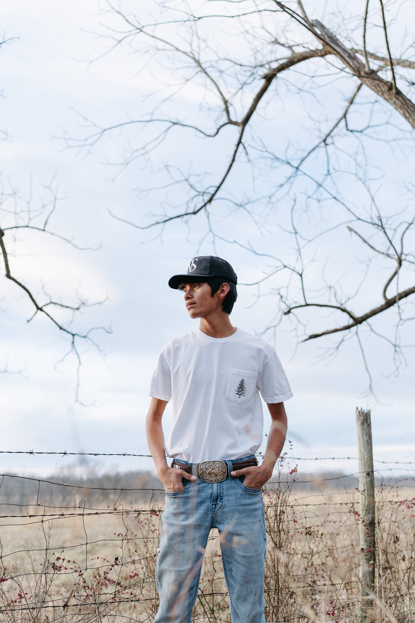 ESSENTIALS ONE POCKET TEE