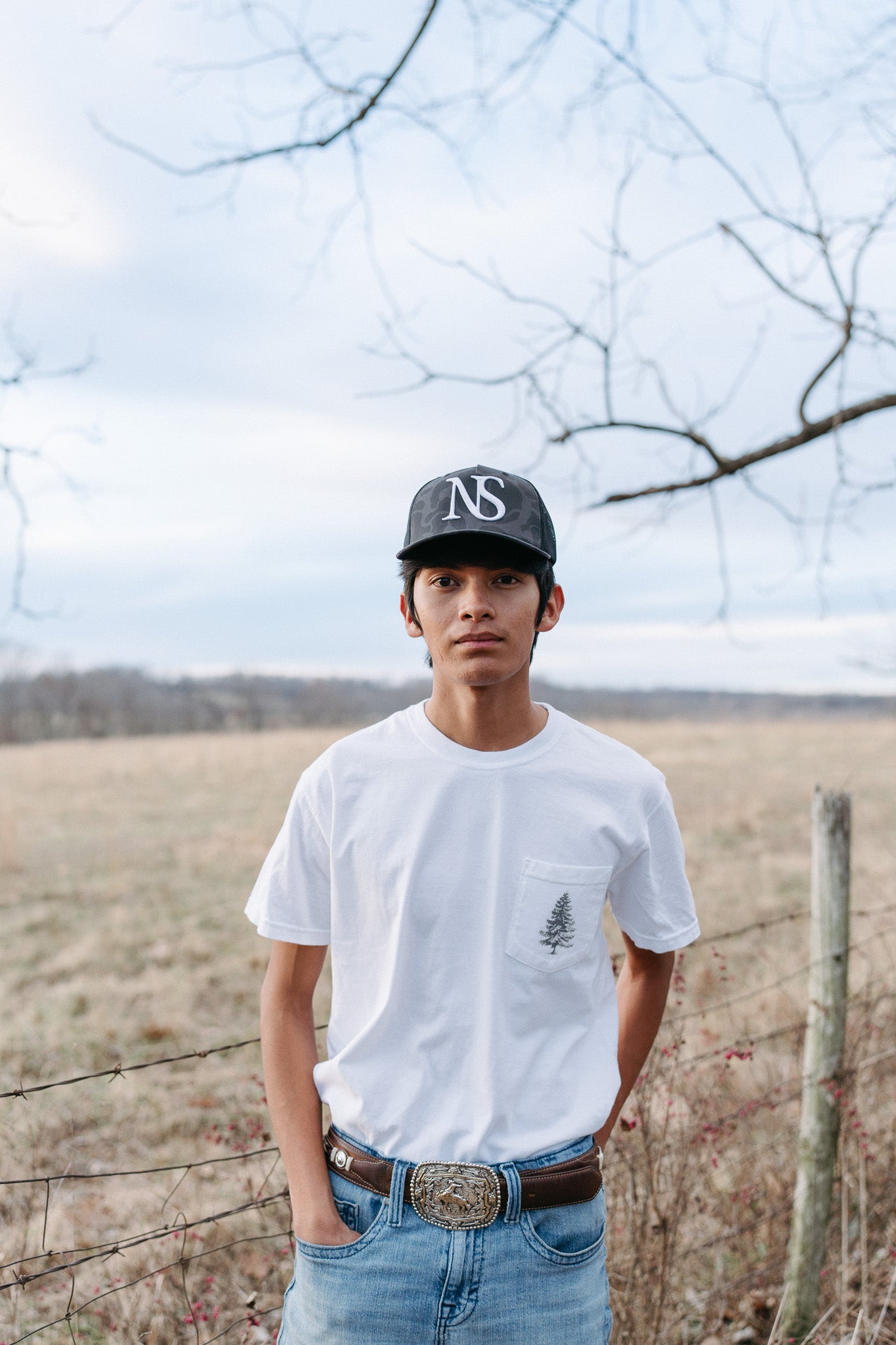 ESSENTIALS ONE POCKET TEE