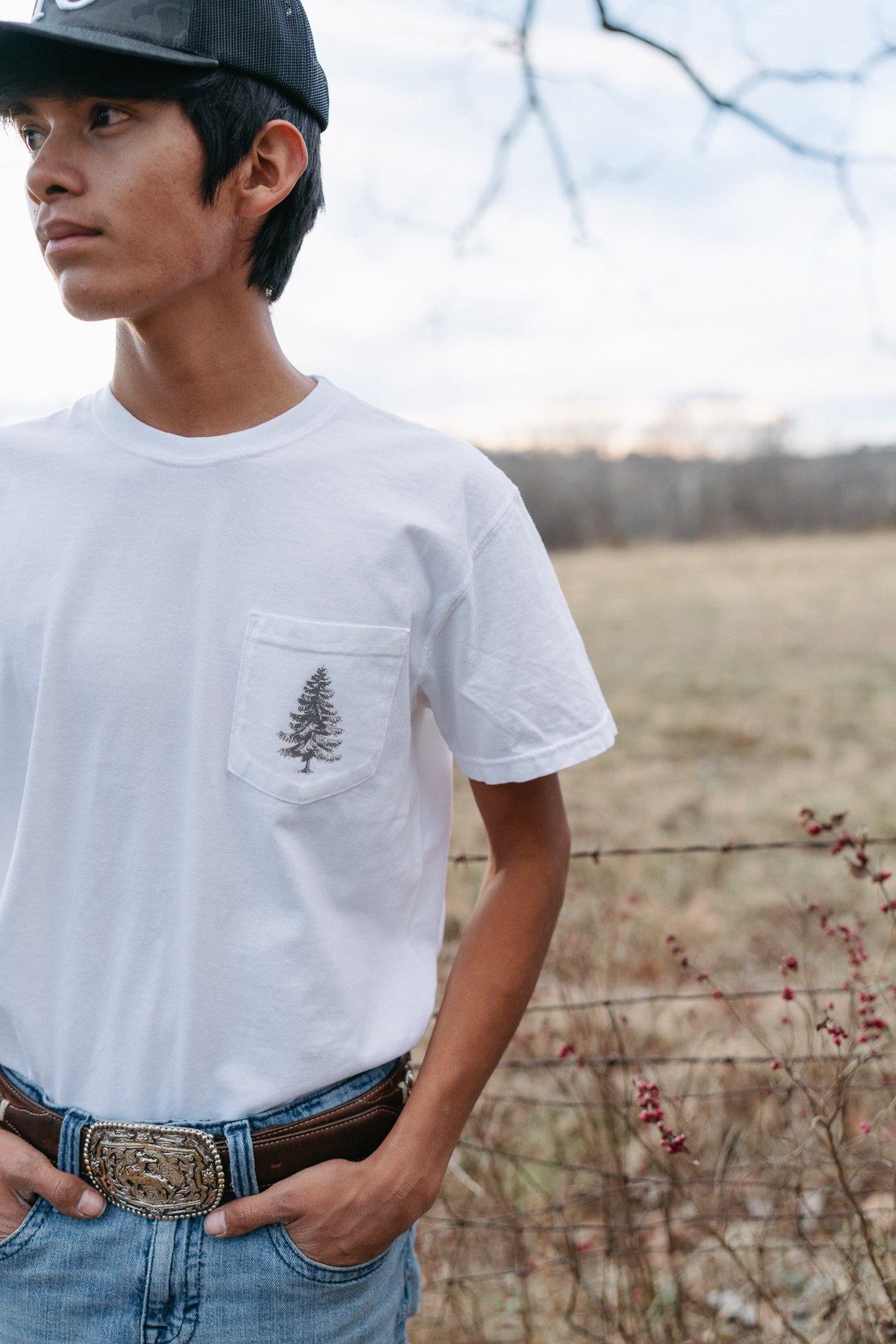 ESSENTIALS ONE POCKET TEE